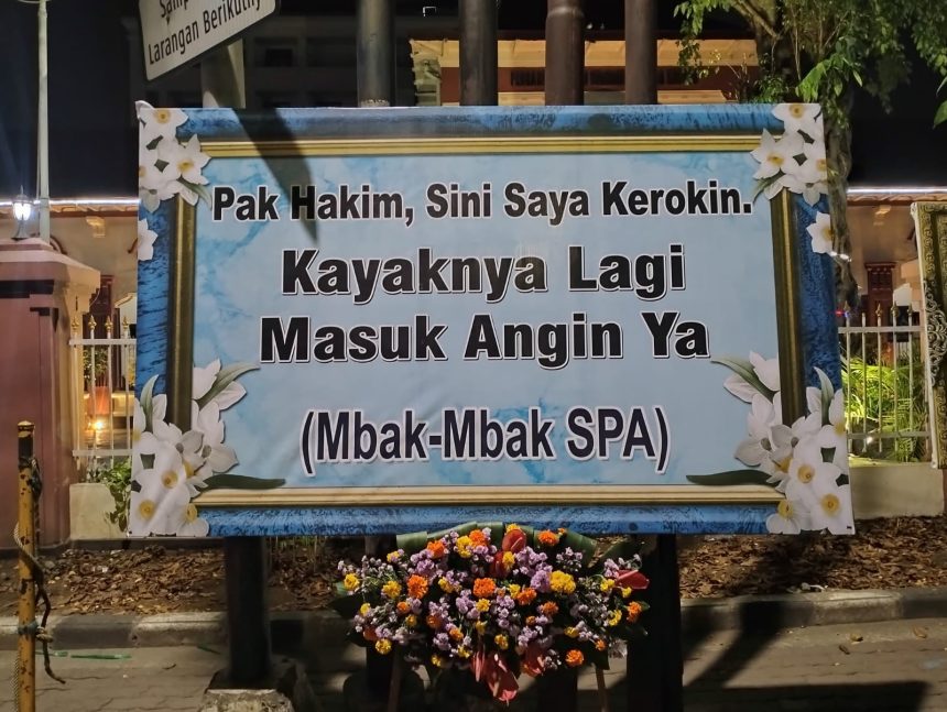 Karangan bungan di PN Surabaya