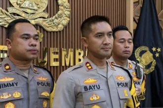 Massa pesilat keroyok polisi